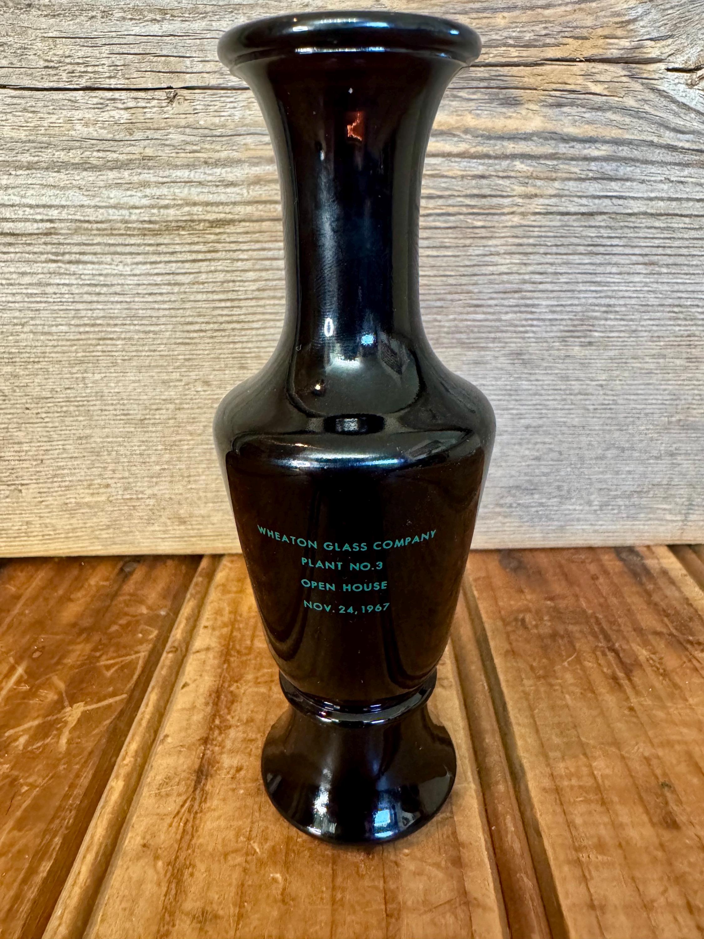 Black vase with white flowers - Objet d'Emotion