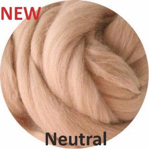 K&ouml;nnte beinhalten: Rundes Bild von beigefarbener Wollroving. Das Wort "NEW" steht rot oben links. Das Wort "Neutral" steht schwarz unten. Die Wolle ist weich und sieht flauschig aus.
