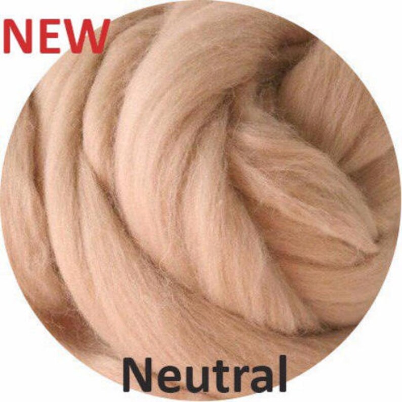K&ouml;nnte beinhalten: Rundes Bild von beigefarbener Wollroving. Das Wort "NEW" steht rot oben links. Das Wort "Neutral" steht schwarz unten. Die Wolle ist weich und sieht flauschig aus.