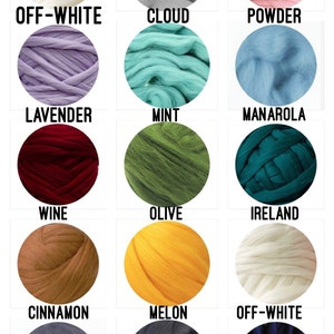 Op de afbeelding: Een verzameling van 15 garenbollen in verschillende kleuren, waaronder off-white, cloud, poeder, lavendel, mint, manarola, wijn, olijf, Ierland, kaneel, meloen, grijs, storm en donkerblauw.