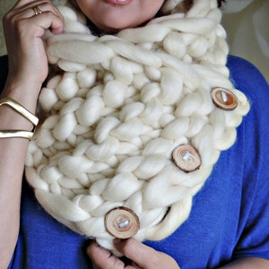 Super Chunky infinity scarf, chunky yarn, Australian merino knit scarf, super bulky scarf, Scarf with buttons