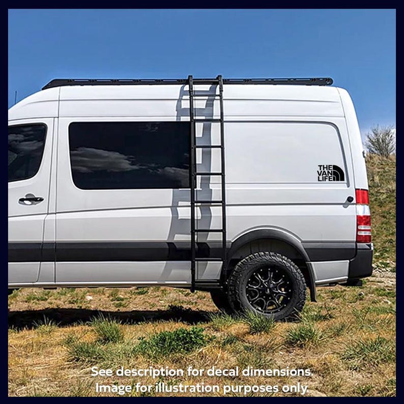 Puede incluir: Una furgoneta blanca con una escalera negra en el lateral y una calcoman&iacute;a en blanco y negro que dice "THE VAN LIFE" en la parte trasera.