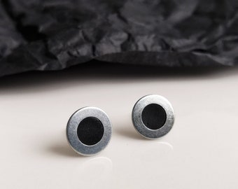 Minimalistische schwarze Ohrstecker: Runde Ohrringe aus Polymer Clay