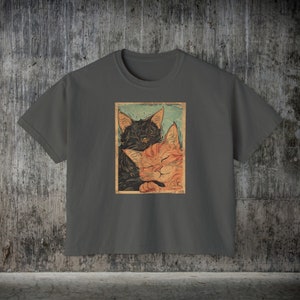 眠っている猫のビンテージポスタークロップTシャツ、黒猫のトラ猫シャツ、猫好きのためのクロップTシャツ、猫の飼い主シャツ、2匹の猫、猫ママへのギフト