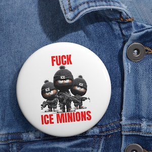 Puede incluir: Una chapa blanca con una ilustración de tres personajes de dibujos animados con trajes de ninja negros, cada uno con la palabra "ICE" en sus gorros. La palabra roja "FUCK" está encima y "ICE MINIONS" debajo.