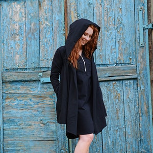 黒のフード付きカーディガン、フード付きマント、エッジの効いた服、レディースフード付きジャケット、プラスサイズの服、ミッドセンチュリーモダン、オルタナティブパーカー