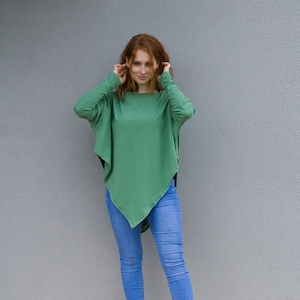 Groene tuniek, damestuniek, plus size kleding, minimalistische tuniek, plus size top, asymmetrische tuniek, tuniek met lange mouwen, feesttuniek, casual