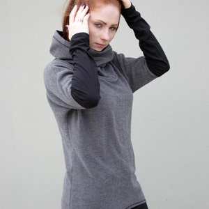 K&ouml;nnte beinhalten: Ein graues Langarmshirt mit schwarzen &Auml;rmeln und einem hohen Rollkragen.