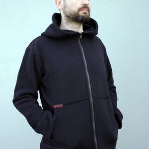 Pu&ograve; includere: Una felpa con cappuccio nera con zip, cappuccio e una tasca sul davanti. La felpa &egrave; realizzata in un tessuto morbido e confortevole.