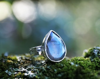 Teardrop Labradorite Ring set in Hammered Sterling Silver Band - Size 6.5 US - Labradorite Jewellery - Gemstone Ring