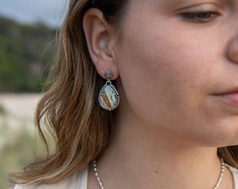 Orecchini a lobo a goccia con variscite in argento sterling.