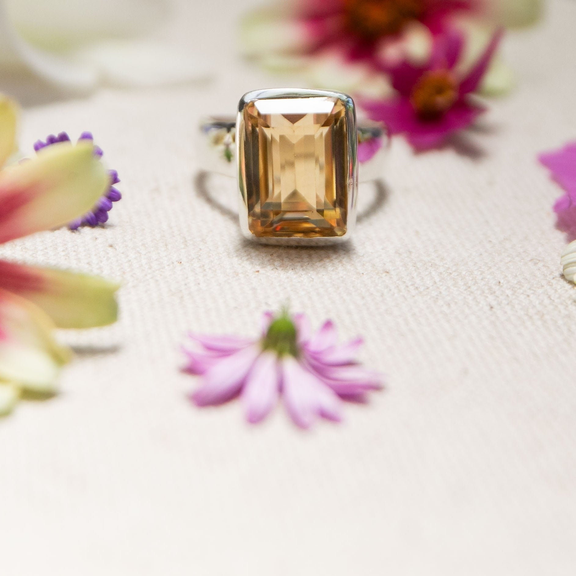 Image vectorielle Illustration d'illusion de mouvement optique. Une sphère  se déplace à travers un tunnel carré. Des gouttes violettes sur des objets  dorés. Fantaisie abstraite dans un style surréaliste . par ©vectordivider -, image size:1886x1886