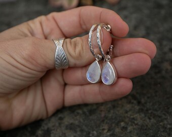 Orecchini a cerchio con pietra di luna arcobaleno in argento sterling - Italia