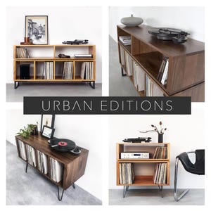 Puede incluir: Cuatro soportes de tocadiscos de madera diferentes con patas de metal negro. Los soportes tienen estantes para guardar discos de vinilo. Los soportes est&aacute;n en varios tonos de madera, incluyendo marr&oacute;n claro y marr&oacute;n oscuro.