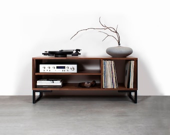 Suporte para TV ou toca-discos em nogueira, com espaço para guardar discos de vinil, estrutura em nogueira preta maciça com pés quadrados minimalistas. "Suporte assimétrico para mídia"