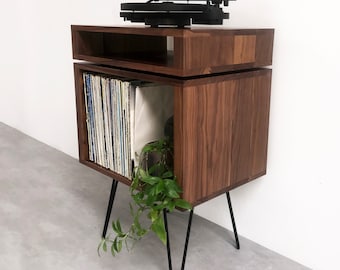 Suporte para toca-discos em nogueira, armazenamento de vinil em madeira maciça premium com pés de metal estilo hairpin de meados do século XX.