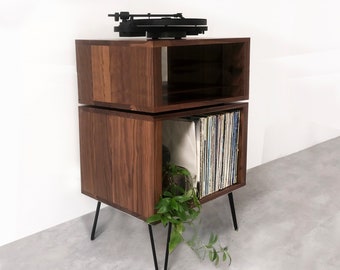 Suporte alto para toca-discos em nogueira europeia, armazenamento de vinil em madeira maciça premium com pés de metal estilo hairpin de meados do século XX.