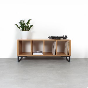 Support de lecteur de disque vinyle en chêne, chêne massif sur pieds carrés minimalistes. "Condor Minimaliste Petit"