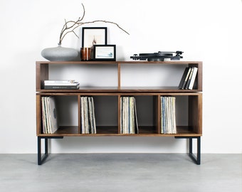 Suporte para toca-discos Technic, grande, em madeira maciça de nogueira, com design minimalista e pés quadrados.
