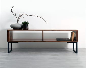 Mueble para TV o mesa de centro grande de nogal macizo de primera calidad con almacenamiento, modelo "Henley Walnut", con patas cuadradas.