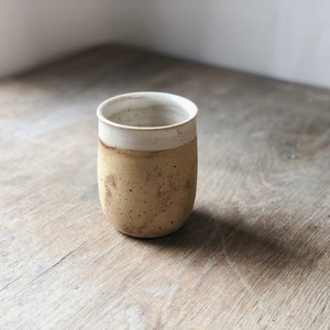 Tasse/tasse en céramique faite à la main Erdig