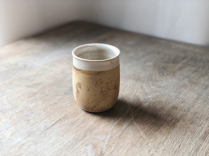Tasse/tasse en céramique faite à la main Erdig