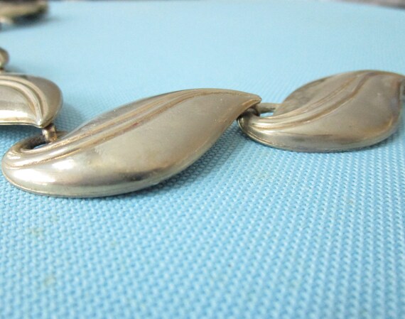 Vintage Chunky Silver Tone Swirl/Leaf Necklace - image 10