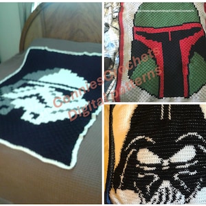Puede incluir: Una colección de tres mantas de ganchillo con personajes de Star Wars. Una manta muestra el casco de un Stormtrooper en blanco, gris y negro sobre un fondo azul marino. Otra muestra el casco de Boba Fett en verde, rojo y negro. La tercera representa el casco de Darth Vader.