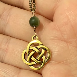 Collar con colgante de mármol de Connemara verde irlandés escocés con cruz de cristal y nudo celta bañado en oro antiguo de Outlander
