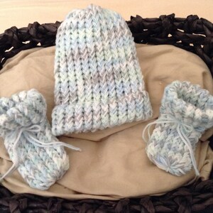Baby boy knit hat and booties set,baby boy beanie hat,baby boy shower gift,Newborn baby boy gift, Light Blue and Gray Baby, Newborn baby hat