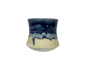 Vintage Keramik Tasse abgerundeter Boden Studio Keramik blaue und weiße Handwerker Tasse handgemachte Badezimmer Tasse signiert Sammler Keramik