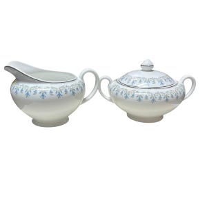 Patrón de Blancanieves vintage en crema y azúcar de Johnson Bros., hecho en Inglaterra. Juego de crema y azúcar. Diseño de guirnalda de campanillas azules en crema y azúcar.