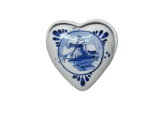 vintage engagement ring box heart shaped Delft blue ring box heart shaped jewelry box made in Holland vintage earring box blue and white