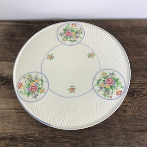 Vintage Kuchenteller rund floral Vintage Kuchenteller hergestellt in Japan blau und rosa floral runder Dessertheber schweres Whiteware-Kuchendisplay