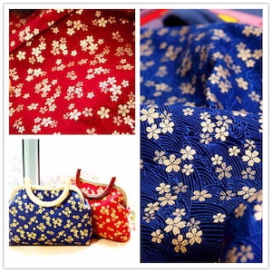 Puede incluir: Dos muestras de tela con un patrón floral dorado y blanco sobre un fondo rojo y azul. Dos bolsos a juego con el mismo patrón floral sobre un fondo azul.