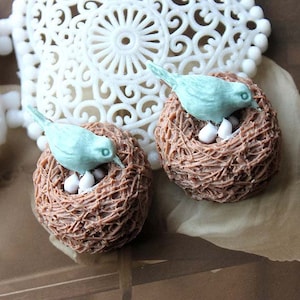 20 pcs Résine Oiseau sur Nid avec Oeufs Cabochon Nid D'oiseau Résine Camée Flatback s7