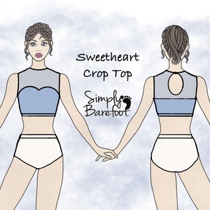 以下が含まれることがあります： ハートネックラインとメッシュオーバーレイが付いた青と白のクロップトップ。トップは背中にキーホールの開口部があります。画像には「Sweetheart Crop Top」と「Simply Barefoot」のテキストが印刷されています。