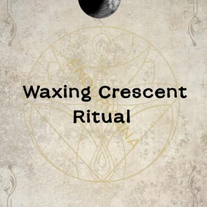 Op de afbeelding: Beige achtergrond met een zwart-witte wassende maan bovenaan. De woorden "Waxing Crescent Ritual" staan in het midden, met een gouden geometrisch ontwerp achter de tekst. De zin "Where Spirit meets stone & power awakens" staat onderaan.