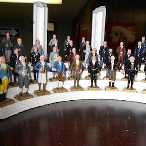 Kolekcja figurek prezydenta USA Marxa z lat 60. XX wieku, w tym JFK i LBJ