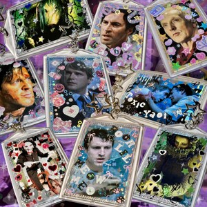 Saw Babygirlified acryl fotosleutelhangers met sterclip. Handgemaakte sleutelhangers met horrorpersonage / Bag Charm, geweldig voor Ita-tassen!