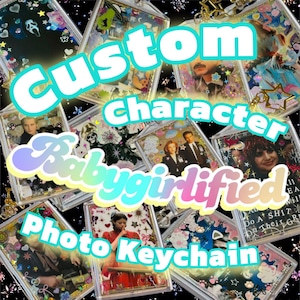 Può includere: Una collezione di portachiavi con foto di personaggi personalizzati. Ogni portachiavi presenta un'immagine diversa, con glitter ed elementi decorativi. I portachiavi riportano le parole "Custom Character Babygirlified Photo Keychain" in un font colorato e stilizzato.
