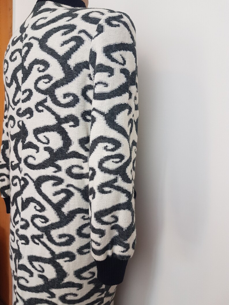 Vintage 80s Womens Dress SZ 7 Fly Over Black White Knit Fabric Fully Lined Shoulder PadsGreat 80s Shape