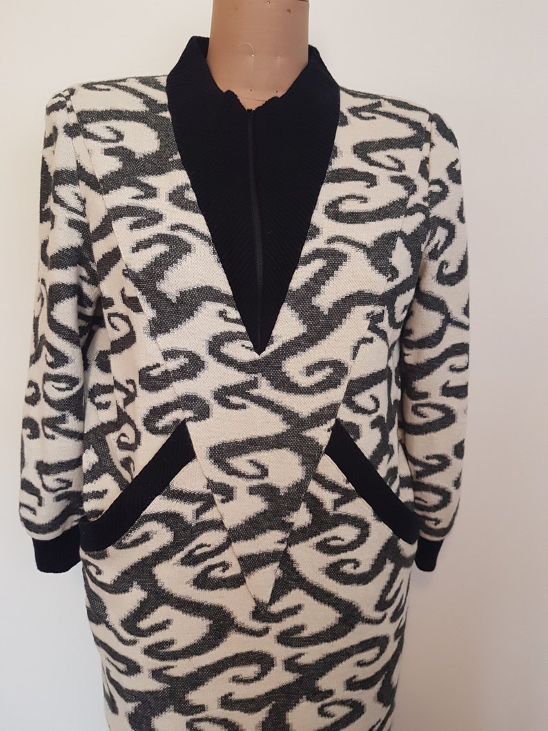 Vintage 80s Womens Dress SZ 7 Fly Over Black White Knit Fabric Fully Lined Shoulder PadsGreat 80s Shape