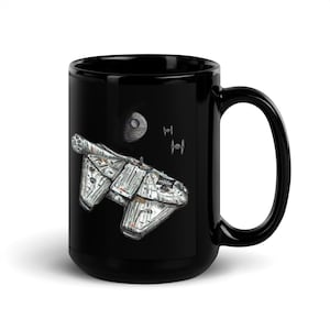 Puede incluir: Taza de cerámica negra con un diseño de nave espacial blanca. La nave espacial está volando por el espacio con una Estrella de la Muerte en el fondo.