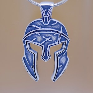 Ciondolo in argento sterling massiccio 925 con elmo da guerriero spartano antico, design artigianale fatto a mano. Elmo da guerriero greco antico di Sparta.