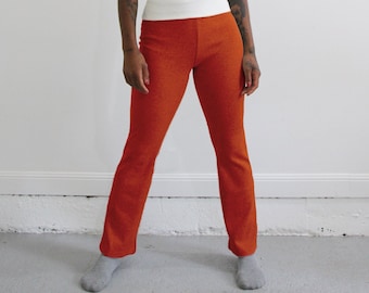 Pantalones estirados de cintura alta. Damas quemadas naranja orgánico algodón pantalones de punto. Pantalones Autumn Rust Lounge. Pantalón de costilla- Brasa