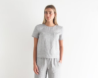 Tee-shirt Stripe Linen Box. Ladies Grey Striped Pocket Short Sleeved Top. T-shirt en lin