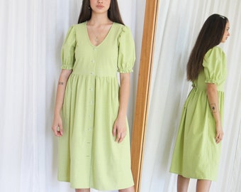 Vestido de mercado verde claro. Damas Pastel Green Cottage Vestido Campesino. Botón de manga de hojalón hacia abajo Midi Smock. Vestido de Caroline Midi- Kiwi