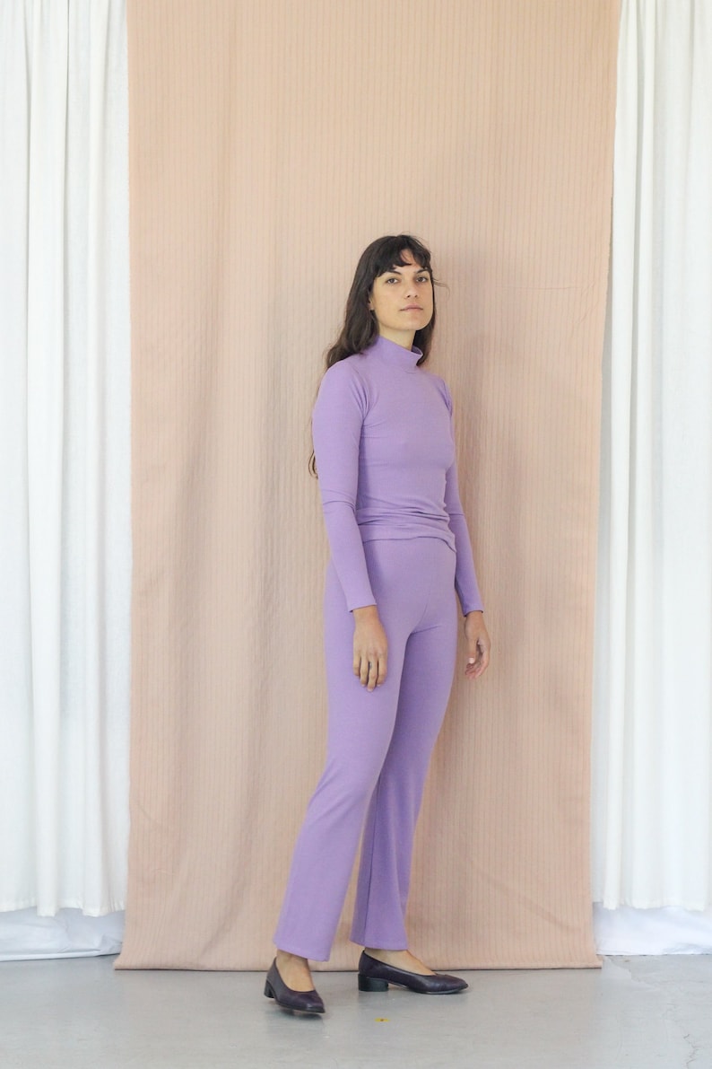 Pastel Purple Rib Skivvy. Ladies Tencel Stretch Long Sleeve Top. Rib Turtleneck Lavender imagem 2