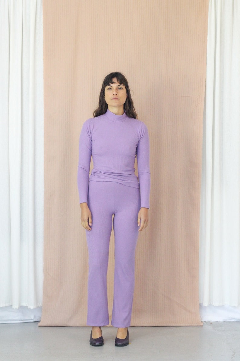 Pastel Purple Rib Skivvy. Ladies Tencel Stretch Long Sleeve Top. Rib Turtleneck Lavender imagem 1